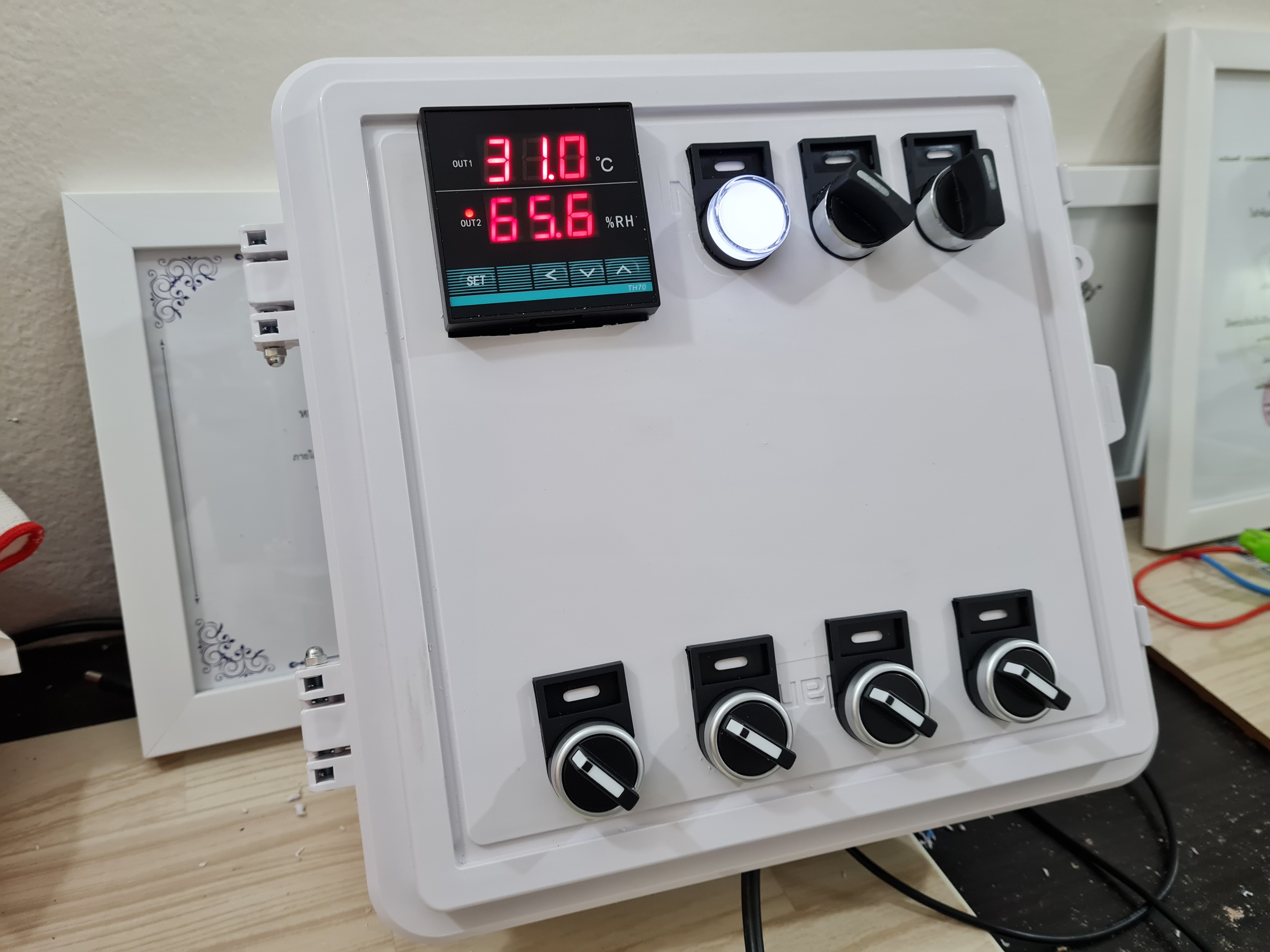 ตู้ควบคุมอุณหภูมิ ความชื้น เปิดปิดปั๊ม โดยใช้โมดูล TH70