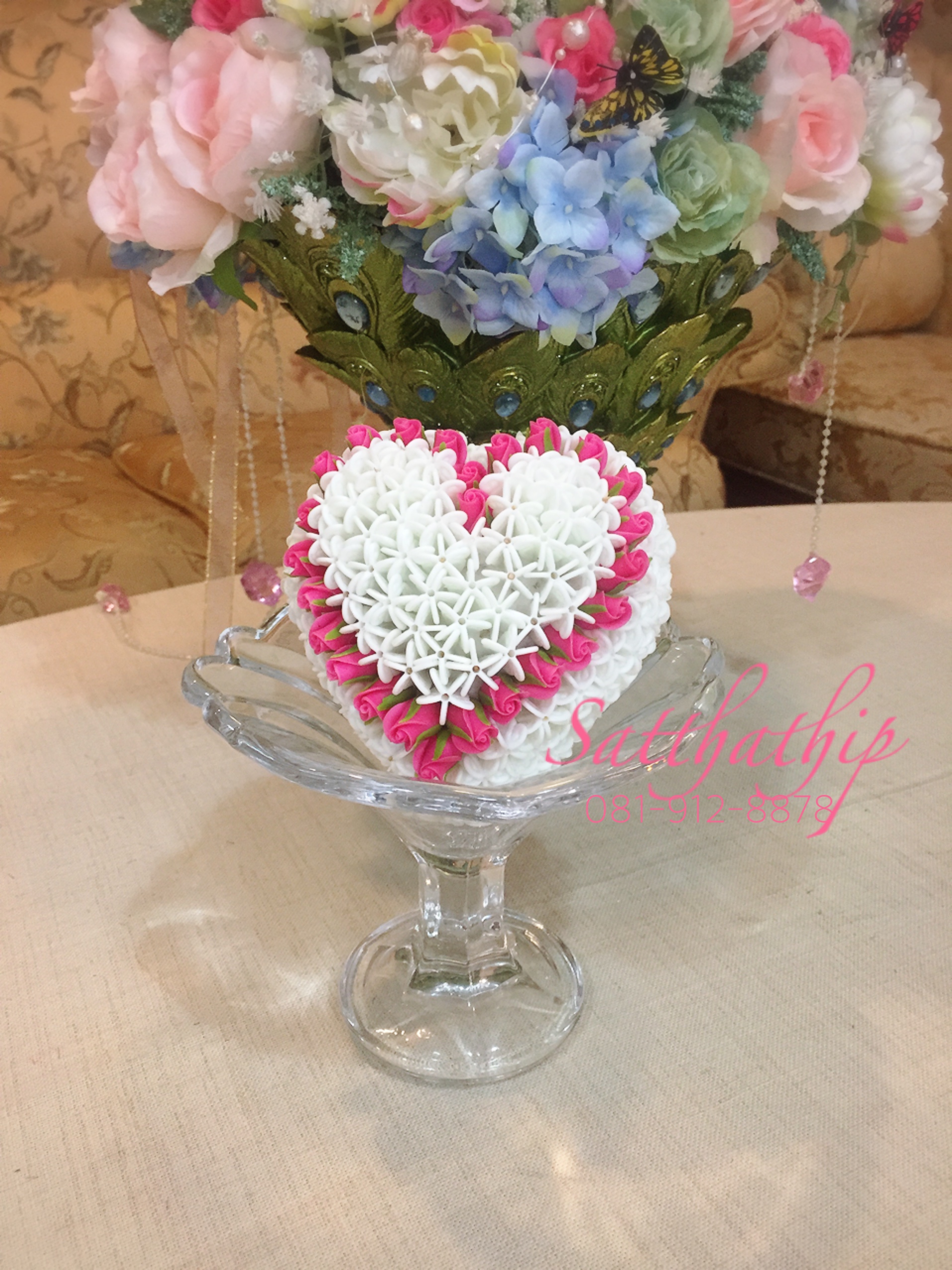 หัวใจดอกรักประดิษฐ์ (ปักดอกกุหลาบ ประดิษฐ์จากดิน)/ พานรับน้ำสังข์รูปหัวใจ/ พานรองแหวนหมั้น – ของชำร่วยงานแต่งงาน - Wedding souvenirs