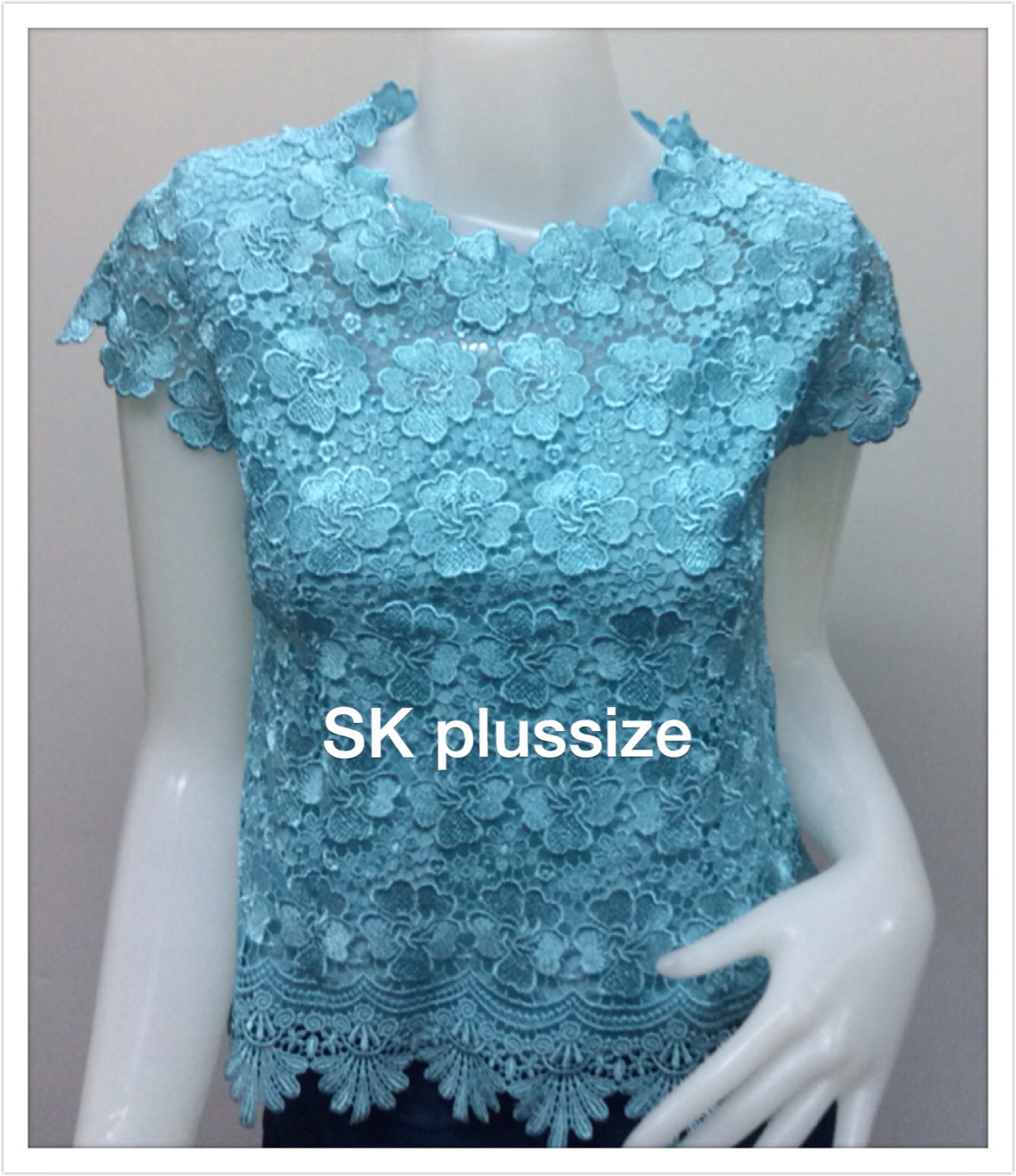 เสื้อลูกไม้ แขนสั้น สีฟ้า รอบอก 34 นิ้ว