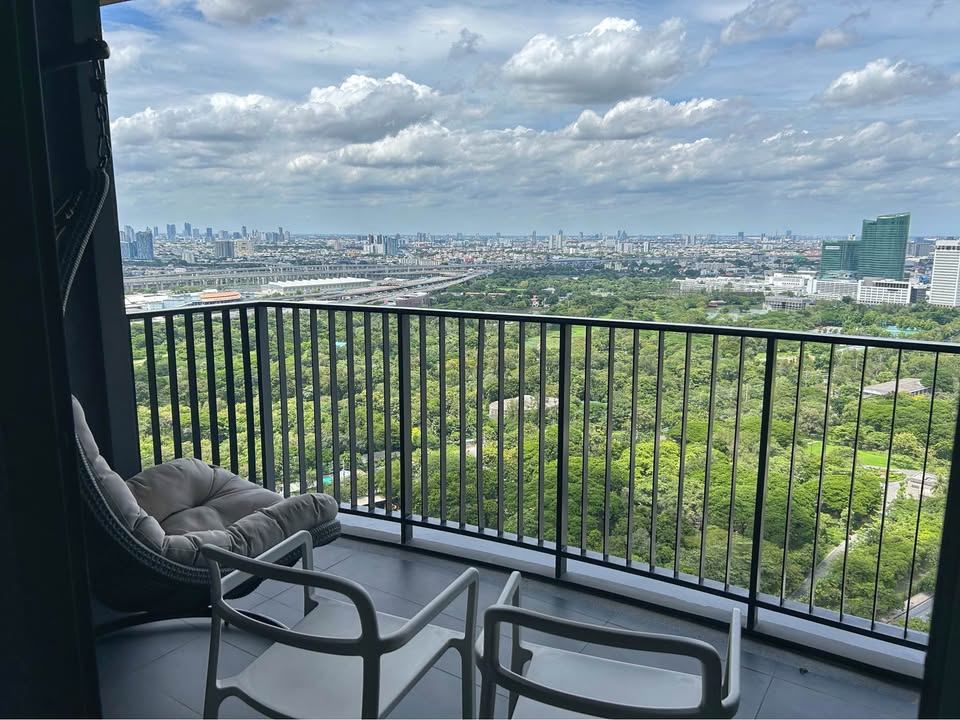 The Line Jatujak Mochit