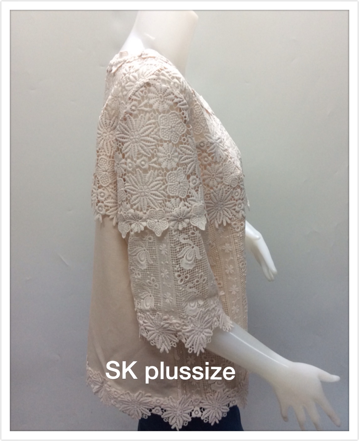 เสื้อลินินแต่งลูกไม้ สีครีม แขนลูกไม้ รอบอก 46 นิ้ว
