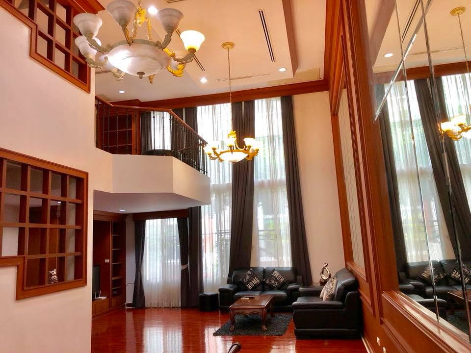Townhouse Moo Bann Klang Krung Thonglor
