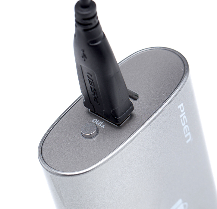 PISEN แบตสำรองแท้ 6,600 mAh พาวเวอร์แบงค์ USB 5V-2A Portable Power รุ่น TS-UC025 ปุ่มสวิตซืเปิด-ปิด ไฟฉาย LED แสดงสถานะพลังงาน เก็บประจุเต็มที่ได้ยาวนาน รูปทรงโค้งมน ขนาดกระทัดรัดจับถนัดกระชับมือ - สีซิลเวอร์