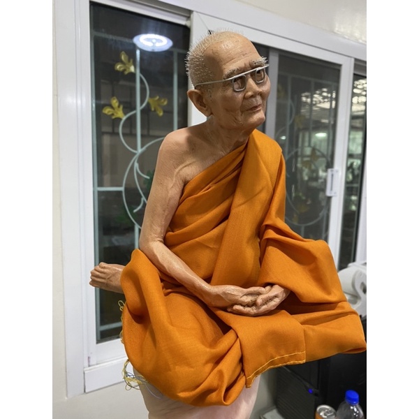 หลวงปู่เเหวน กว้าง7นิ้ว สูง10นิ้ว องค์ใส่เกศา