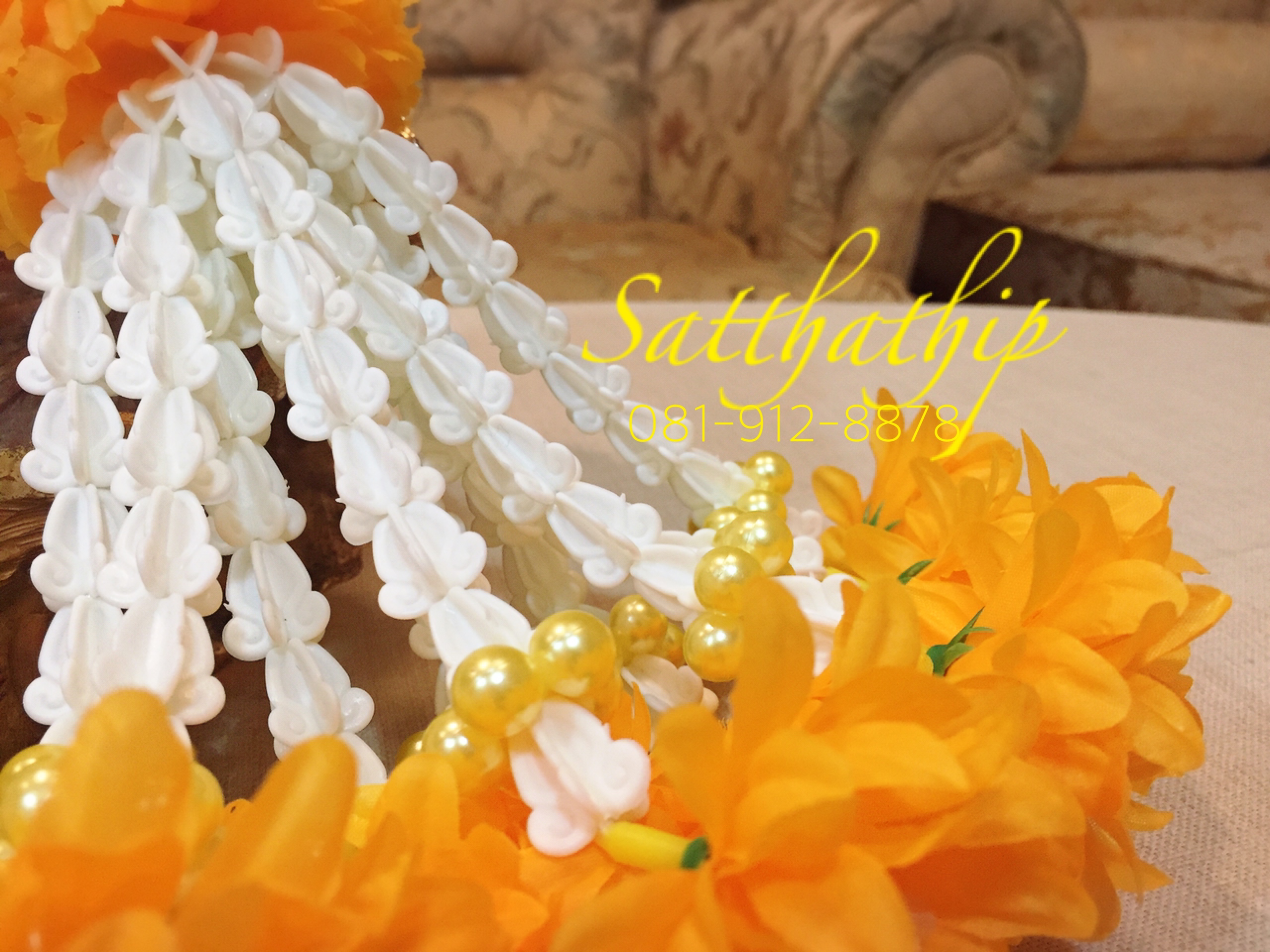 พวงมาลัยผ้า ดอกคาเนชั่น (ร้อยด้วยกลีบ) สีเหลืองส้ม - Fabric garland