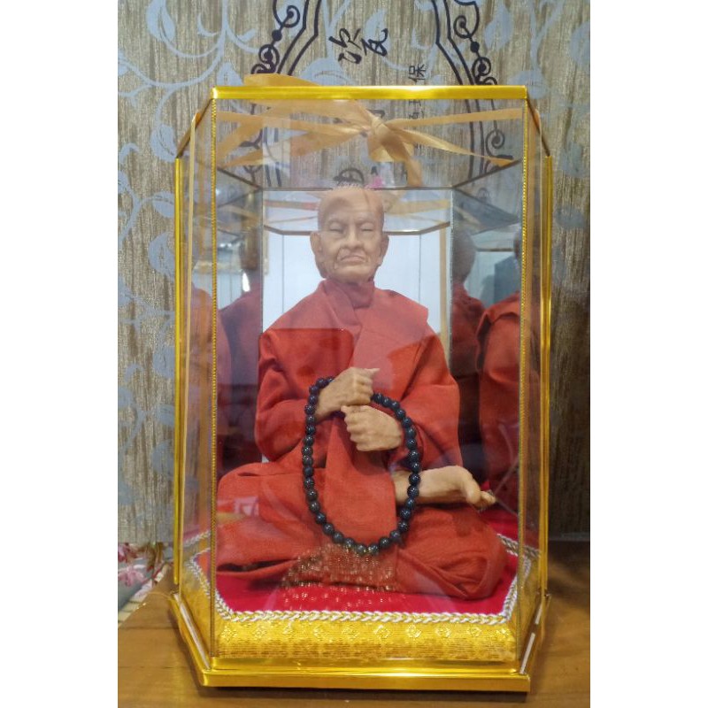 พระเกจิพร้อมตู้ ของขวัญ ของที่ระลึก องค์พระด้านในหน้าตัก5นิ้ว