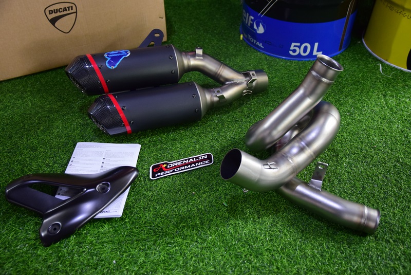 ท่อคู่ Racing termignoni สำหรับ Monster 937 ducati performance ท่อดำปากคาร์บอน พร้อมคอกลาง แทนที่แคต (For Exhibition only)