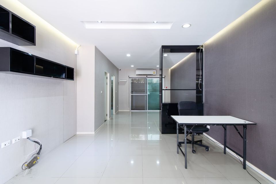 Baan Klang Muang Sukhumvit77