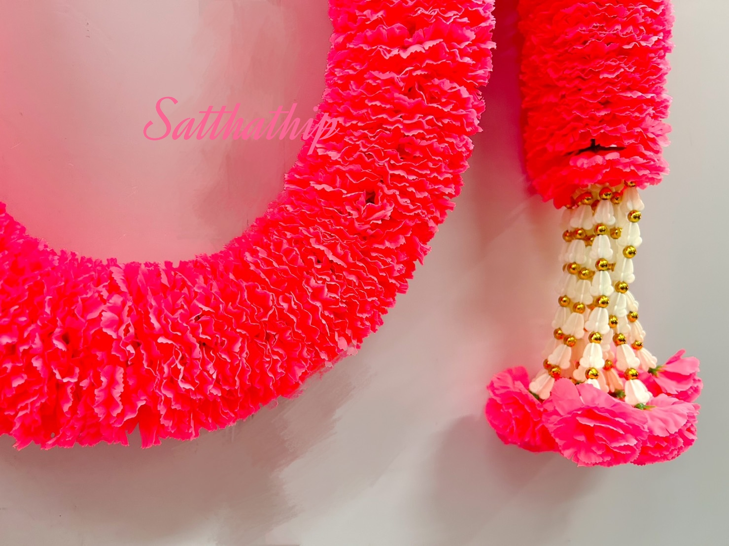 พวงมาลัยผ้าสองชาย [แบบตัดก้านดอกร้อยแน่น 450 บาท/เมตร