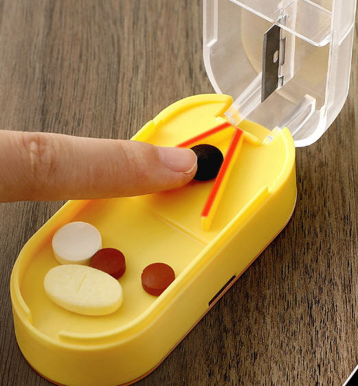 กล่องใส่ยาพร้อมที่ตัดยา,กล่องตัดยา,ที่ตัดเม็ดยา,ที่ตัดยา,มีดหั่นยา