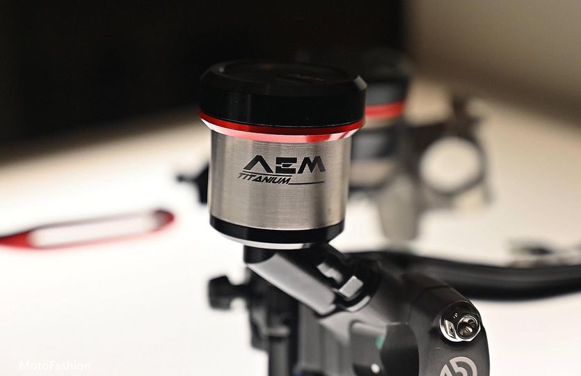 กระปุกน้ำมันเบรค AEM Factory ไทเทเนียม สำหรับปั๊ม Brembo corsa corta / RR แบบไม่ต้องใช้ขาจับ ราคาต่อข้าง