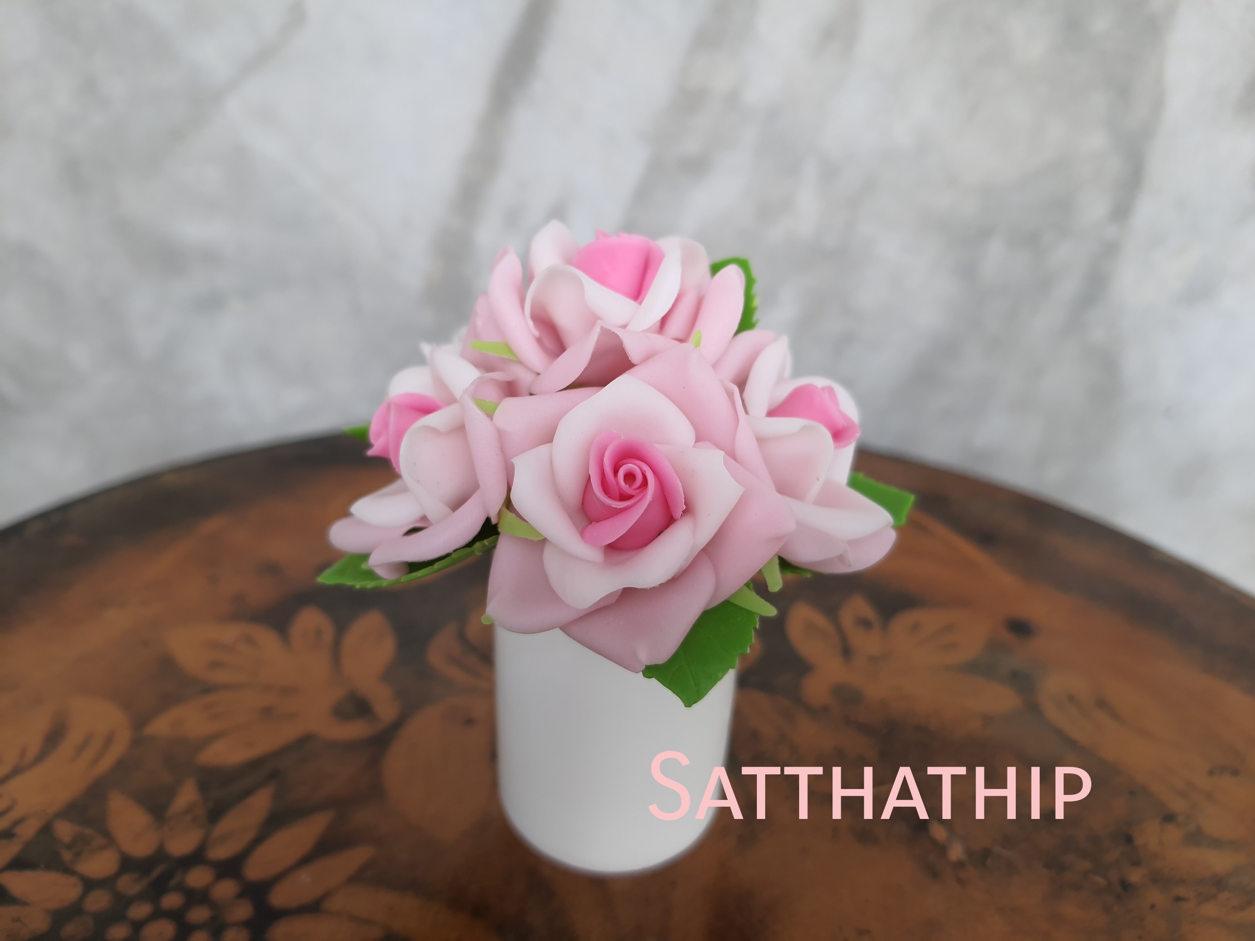 แจกันดอกกุหลาบ สีชมพู ประดิษฐ์จากดิน