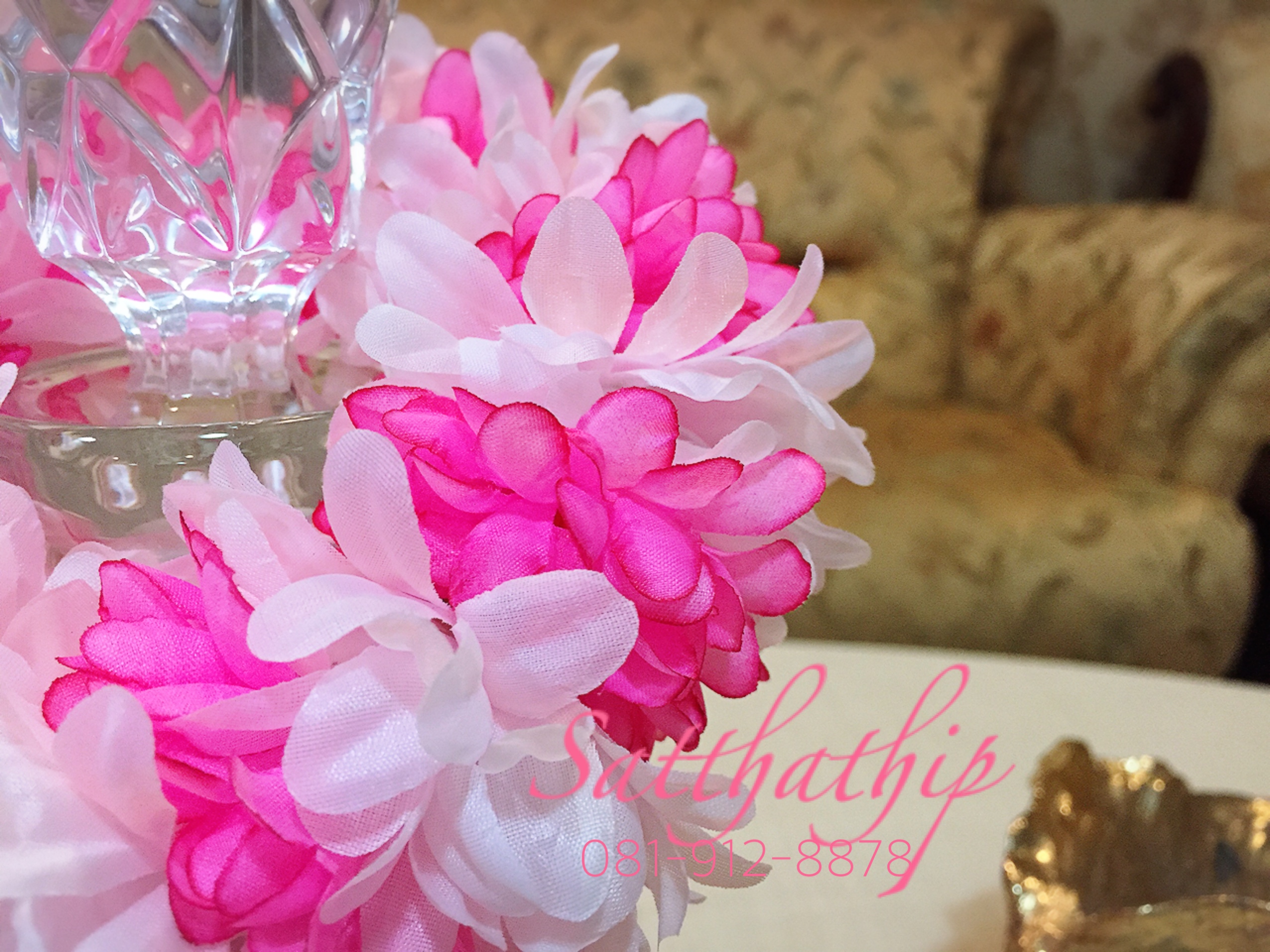 พวงมาลัยผ้า ดอกมัม สีขาว, ชมพู (สีประจำวันอังคาร) - พวงมาลัยผ้า ประจำวันอังคาร - Fabric garland