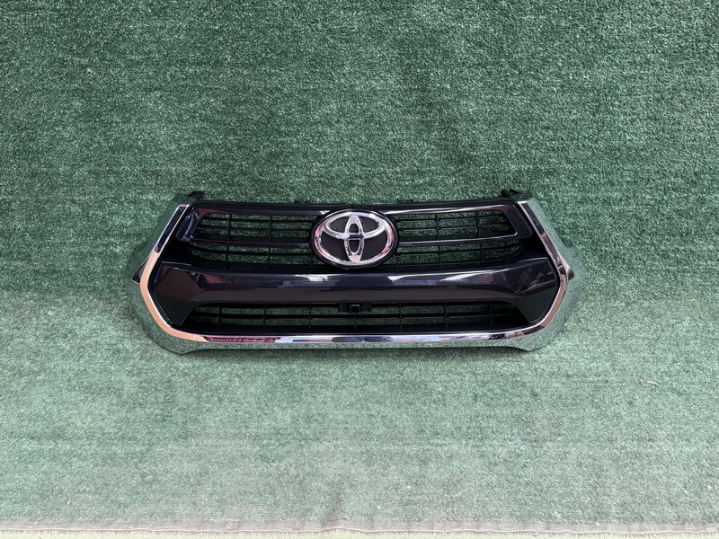 กระจังหน้า โครเมี่ยม มีรูกล้อง Toyota Revo 2020-2024