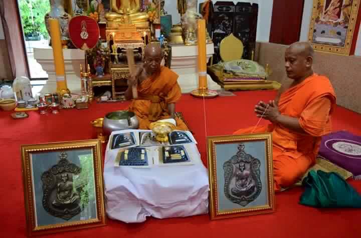 เหรียญเสมา(2) หลวงพ่อแถม สีลสังวโร วัดช้างแทงกระจาด เพชรบุรี รุ่นเพชรเศรษฐี เนื้อทองแดง ผิวรุ้ง ปี 2559