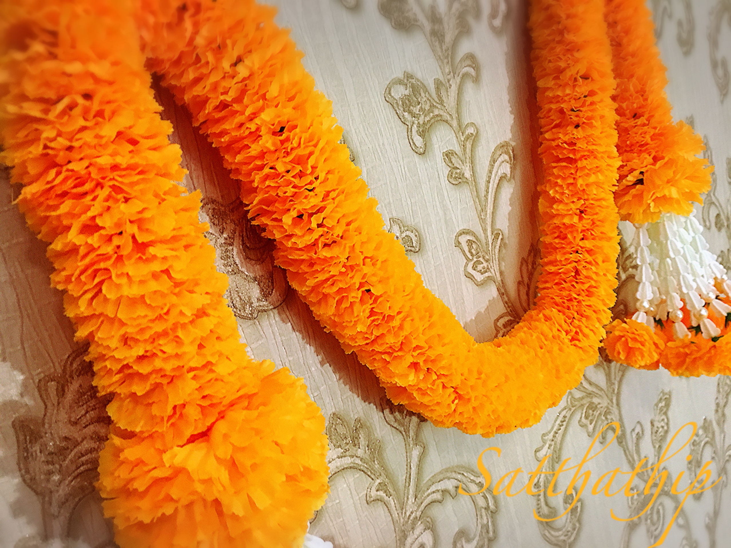 พวงมาลัยผ้าสองชาย [แบบตัดก้านดอกร้อยแน่น 400 บาท/เมตร]