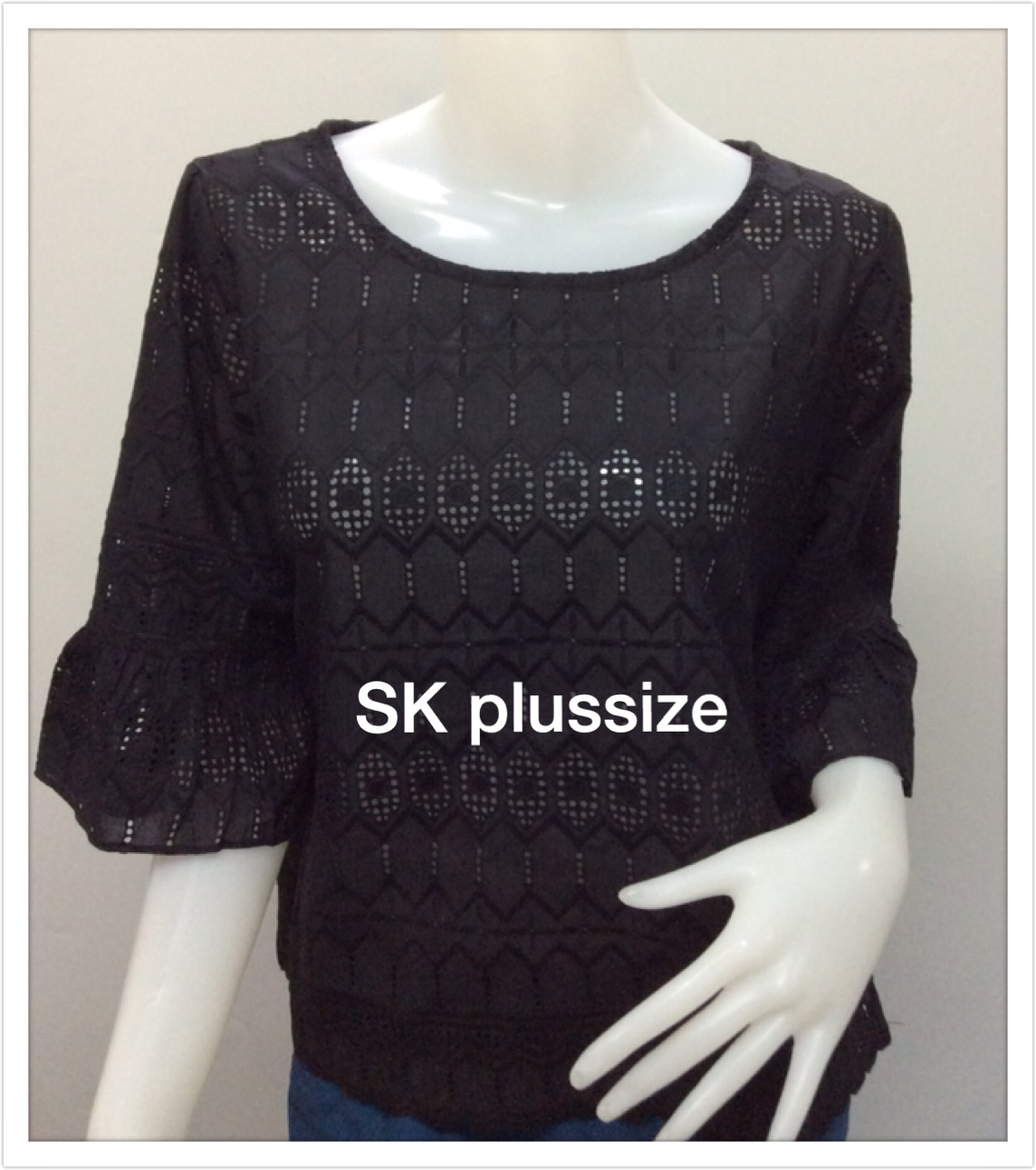 เสื้อคอตตอนฉลุ สีดำ คอปาด แขนต่อระบาย รอบอก 44 นิ้ว