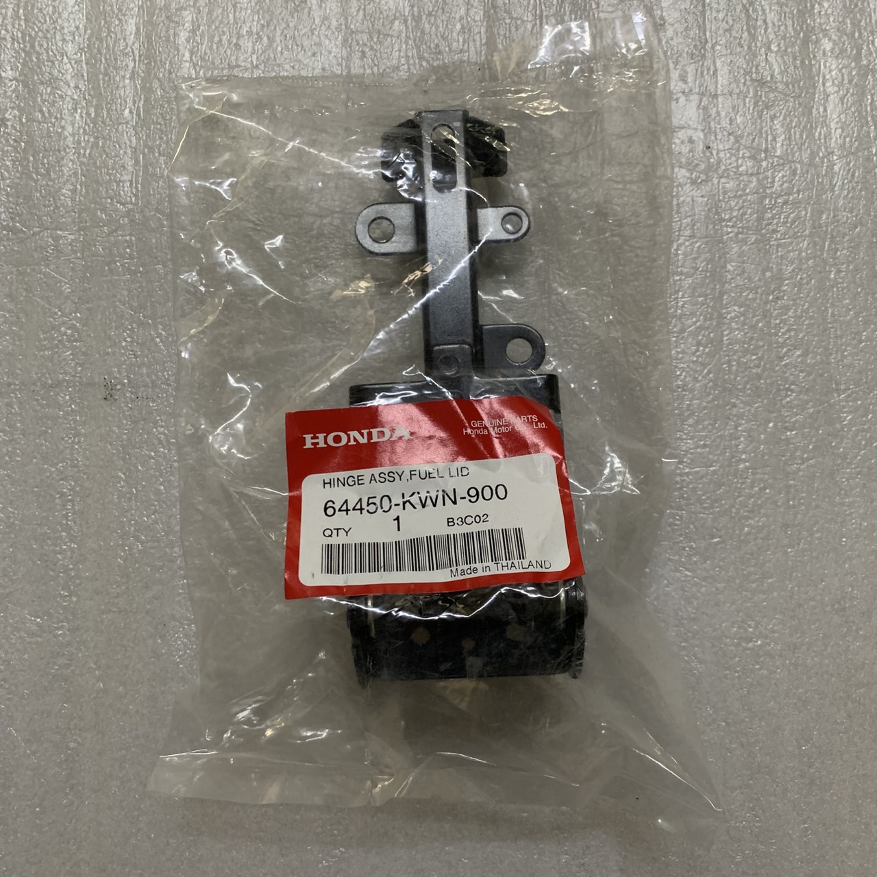 64450-KWN-900 ชุดหูยึดฝาปิดช่องเติมน้ำมัน PCX125 2009 อะไหล่แท้ HONDA
