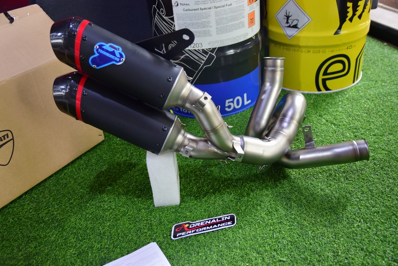 ท่อคู่ Racing termignoni สำหรับ Monster 937 ducati performance ท่อดำปากคาร์บอน พร้อมคอกลาง แทนที่แคต (For Exhibition only)