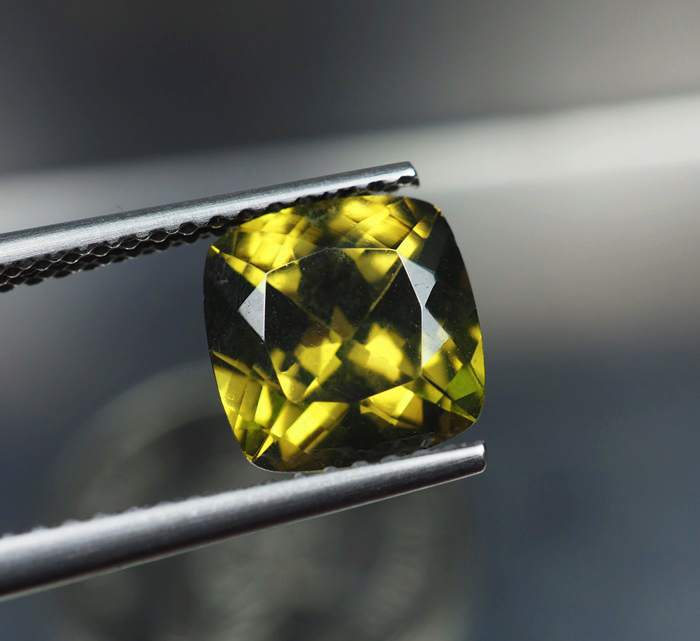 เพทายดิบสีเขียวอมเหลือง (Zircon) 2.62 กะรัต (0357)