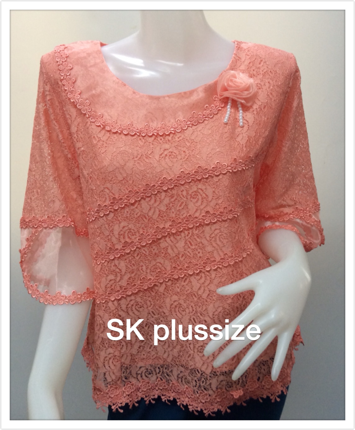 เสื้อลูกไม้ ปกผ้าแก้ว ติดดอกกุหลาบ สีส้ม รอบอก 44 นิ้ว