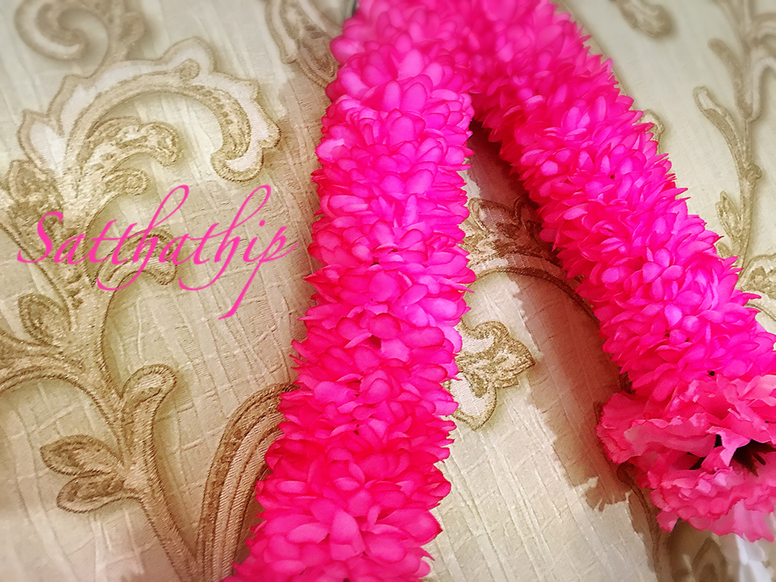 พวงมาลัยผ้าสองชาย [แบบตัดก้านดอก ร้อยแน่น 450 บาท/เมตร]