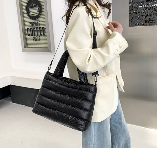 กระเป๋าบุนวม,กระเป๋าสะพายสำหรับผู้หญิง