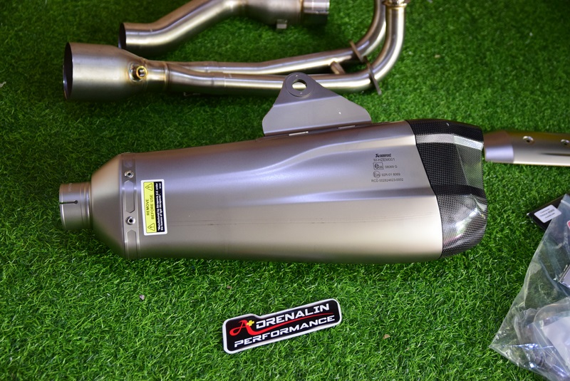 ท่อ Akrapovic full ไทเทเนียม สำหรับ Tmax 530 560 2017+ ปลายสองรู (For Exhibition only)