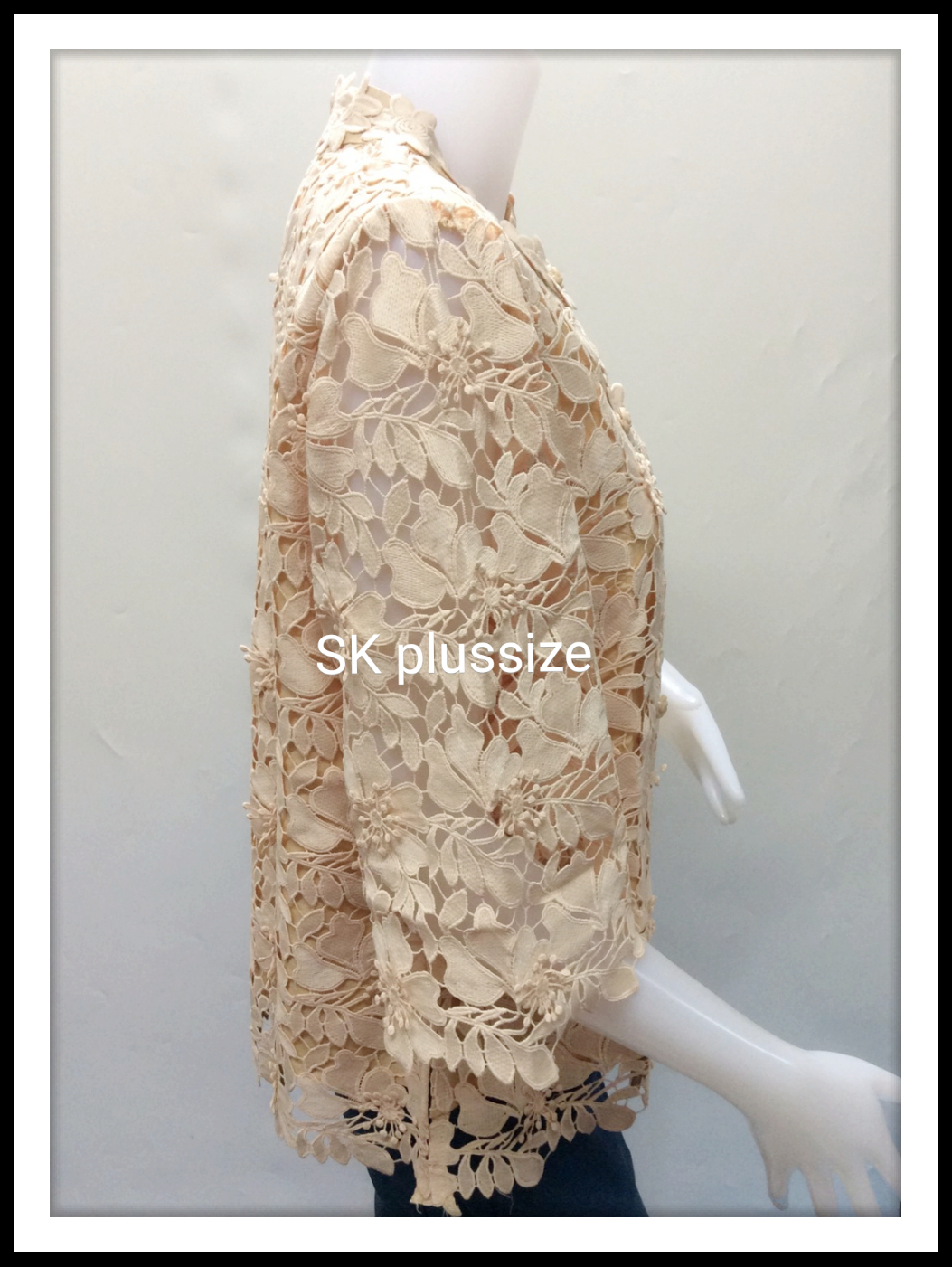 เสื้อลูกไม้คอตั้ง สีเหลืองครีม รอบอก 40 นิ้ว