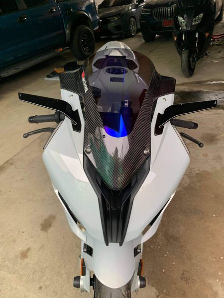 กระจกข้าง Rizoma รุ่น stealth ทำหน้าที่เป็นเหมือนสปอยเลอร์ สร้างแรงกด downforce สำหรับ S1000RR 2020+