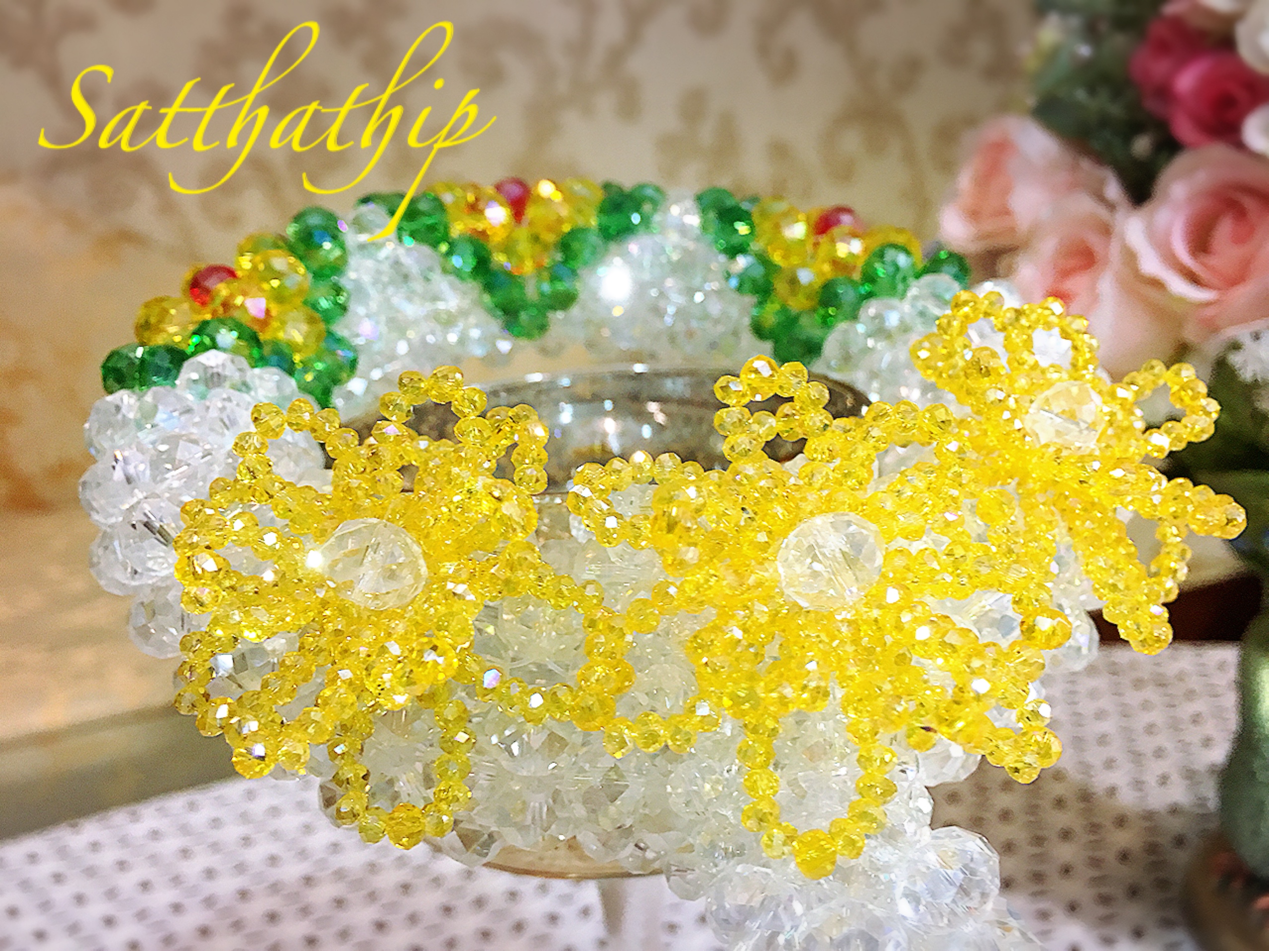 พวงมาลัยคริสตัล ยกดอก สีโทนขาว เหลือง - Crystal Garland