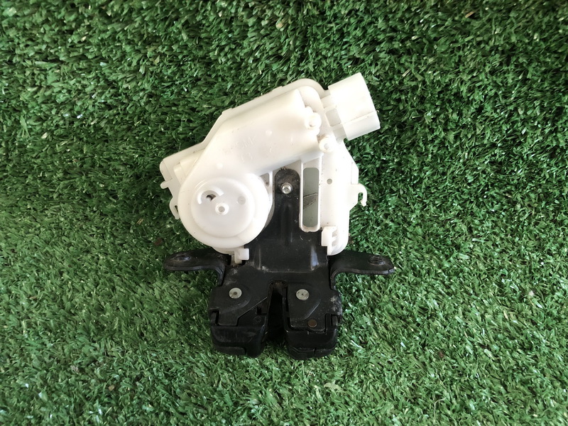 กลอนฝาปิดท้าย Toyota Yaris 2010-2019