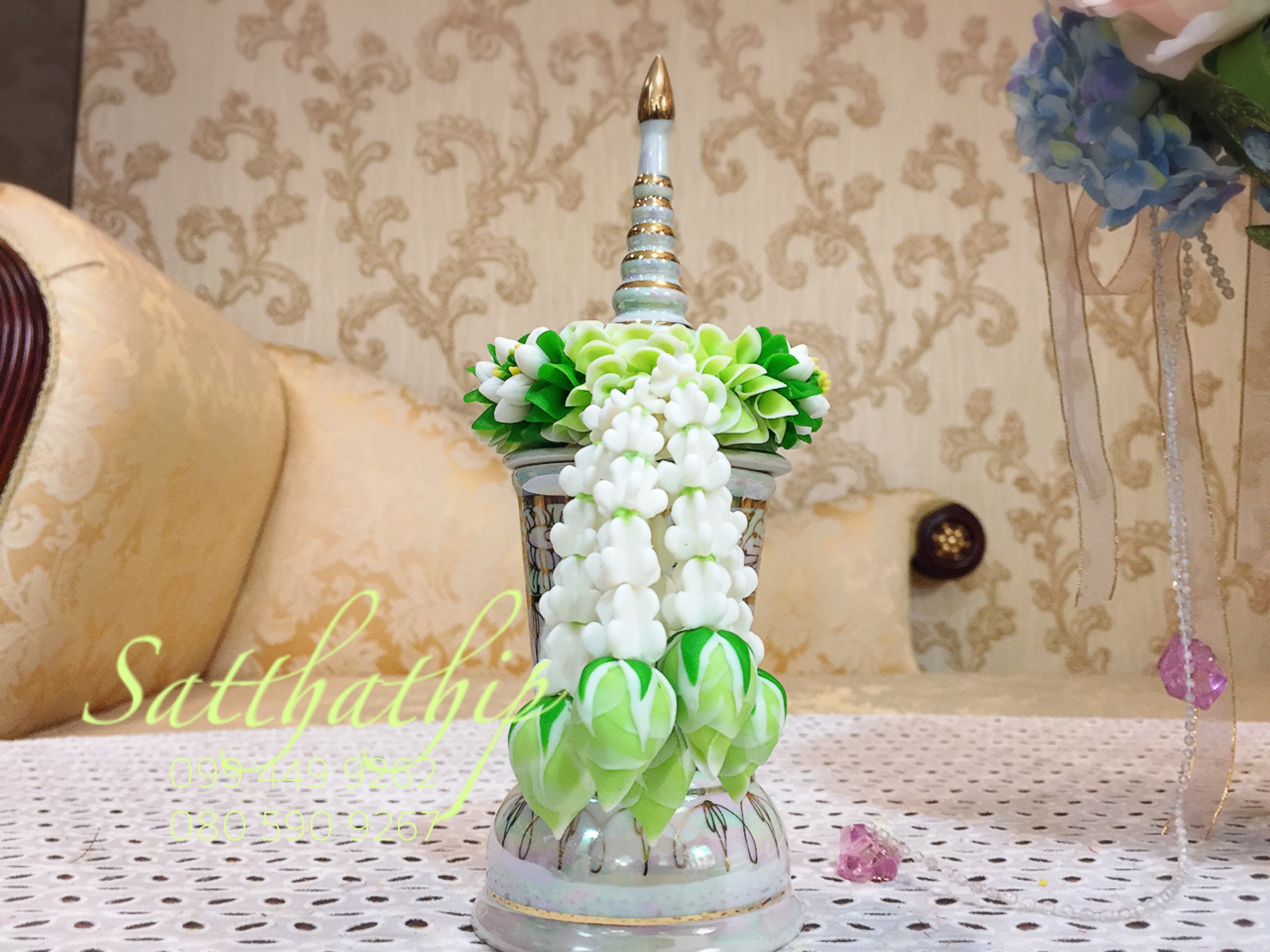 โกศอัฐิเซรามิก เคลือบมุก พร้อมพวงมาลัย ประดิษฐ์จากดิน