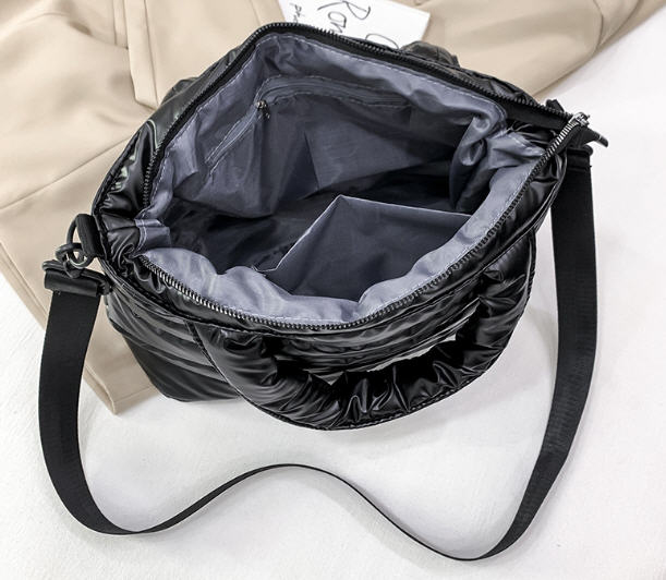 กระเป๋าบุนวม,กระเป๋าสะพายสำหรับผู้หญิง