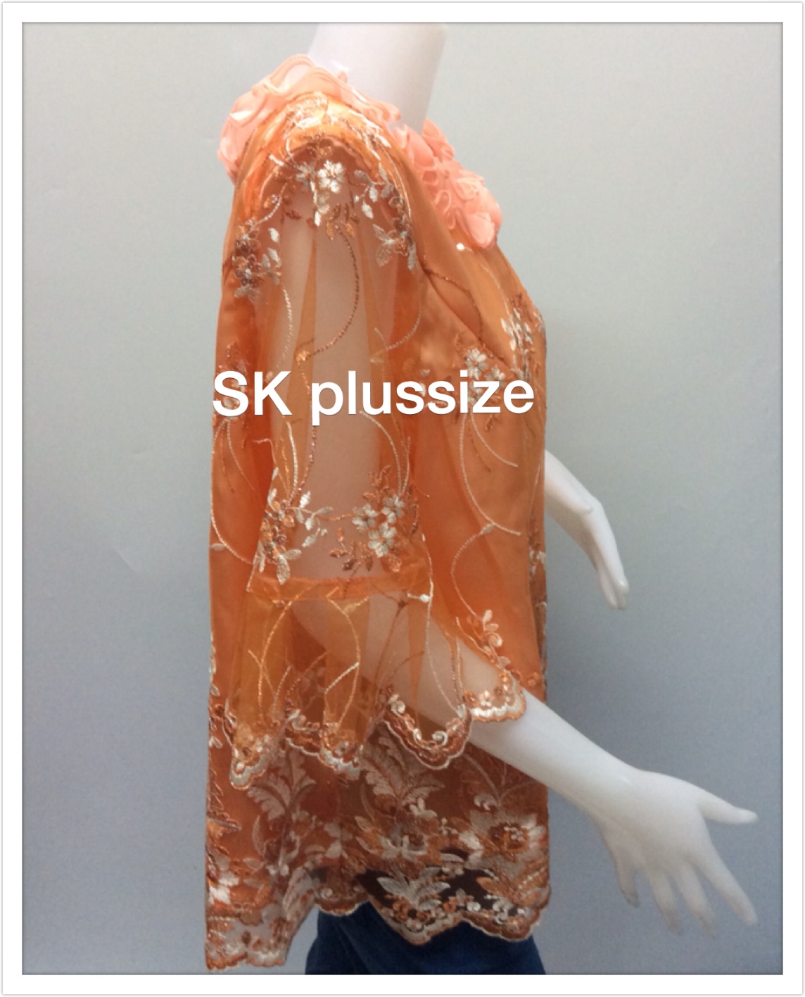 เสื้อลูกไม้บุหงา สีส้ม คอผ้าแก้วแต่งดอกกุหลาบ รอบอก 52 นิ้ว