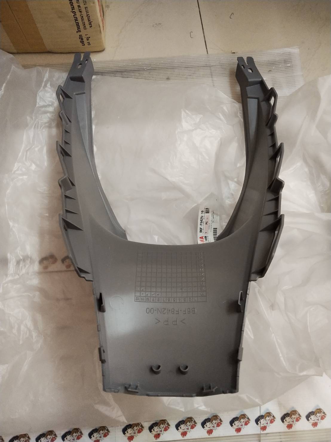 ฝาครอบใต้เบาะสีเทา FINN 2019 (006A,RG) อะไหล่แท้ YAMAHA B6F-F842N-10