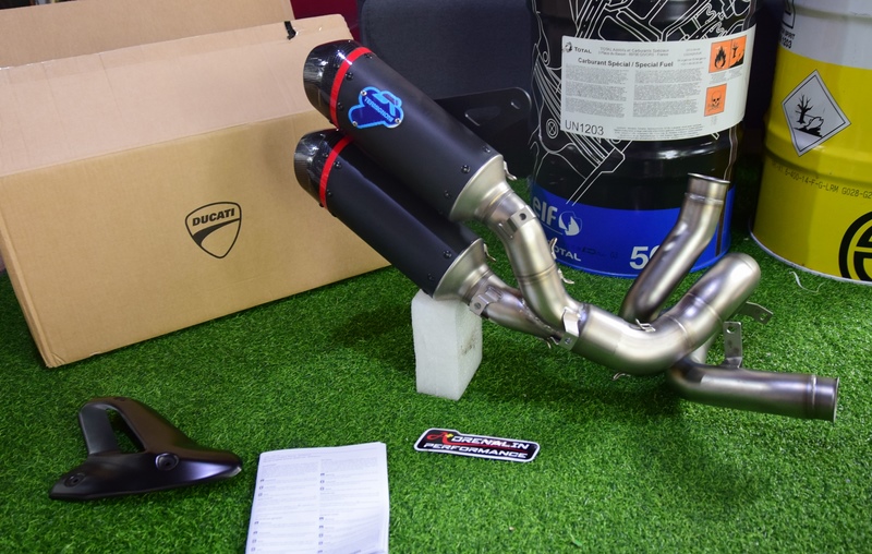 ท่อคู่ Racing termignoni สำหรับ Monster 937 ducati performance ท่อดำปากคาร์บอน พร้อมคอกลาง แทนที่แคต (For Exhibition only)