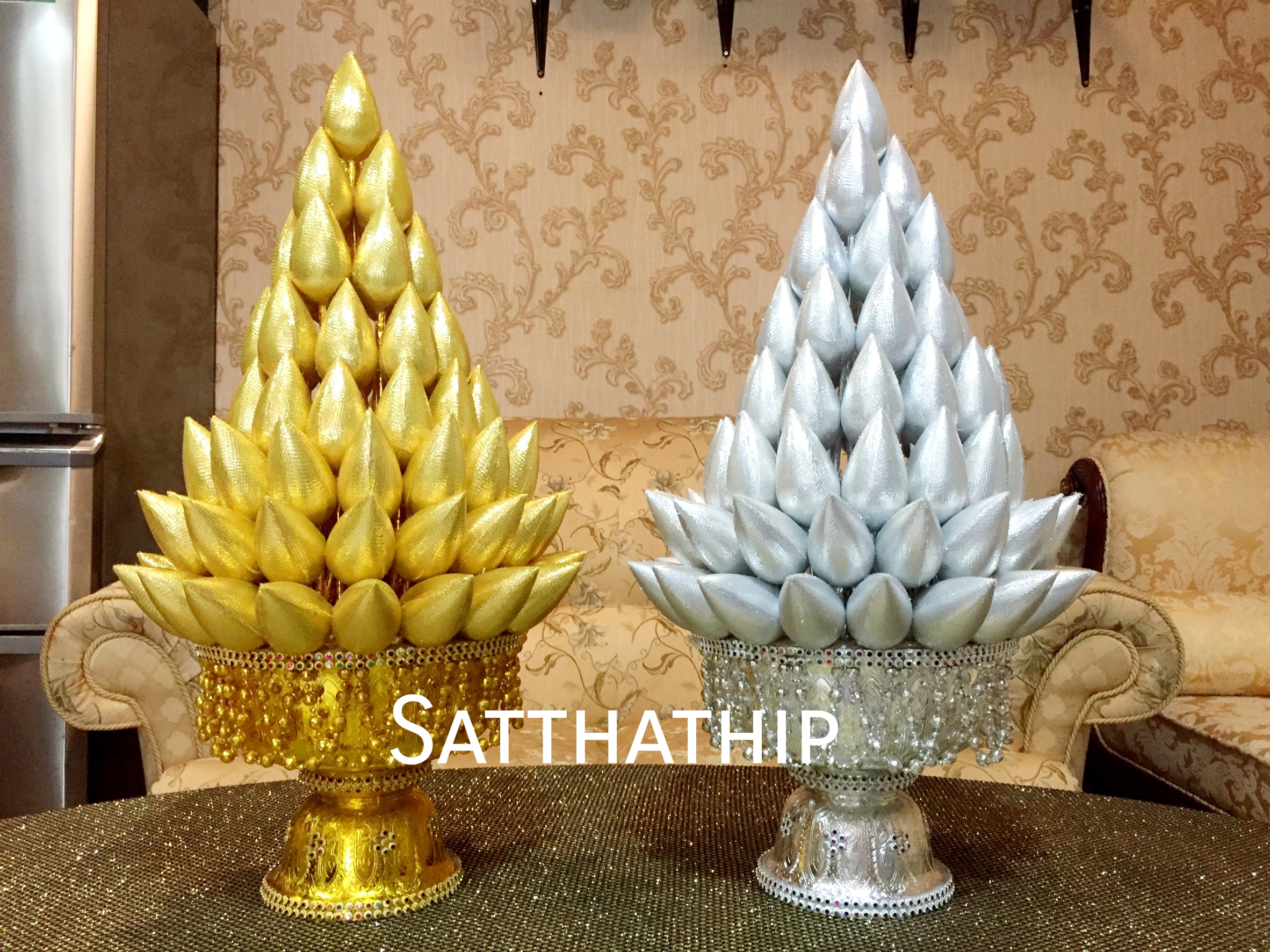 พานพุ่มดอกบัวเงินทอง