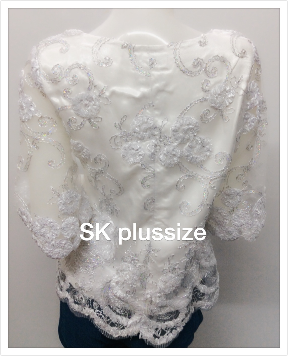 เสื้อลูกไม้บุหงา สีขาว คอปาด แขน 3 ส่วน รอบอก 36 นิ้ว