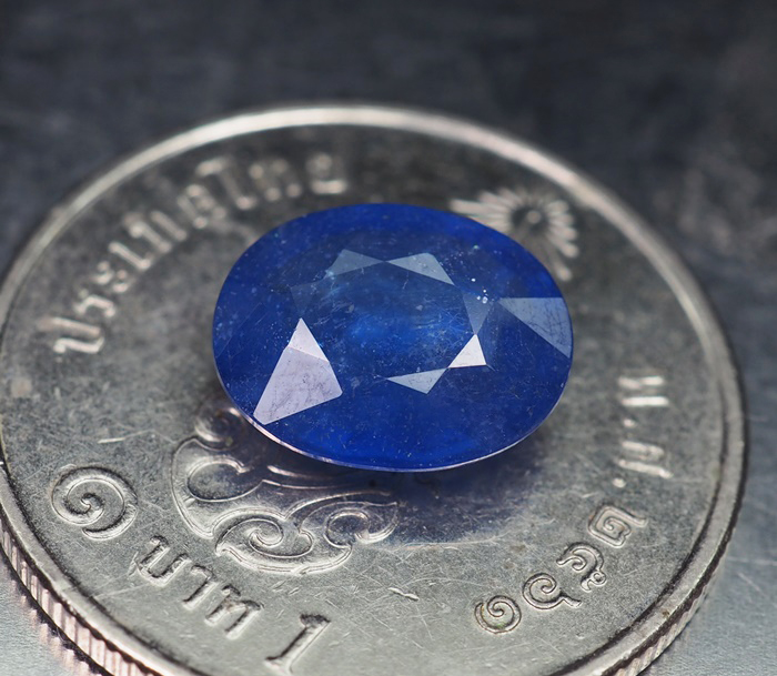 พลอยไพลิน (Blue Sapphire) 2.10 กะรัต