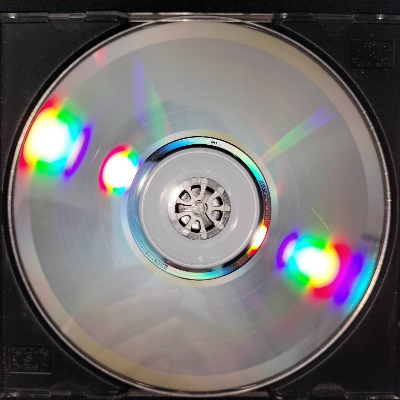 สิบล้อ – เสียงเพลงสิบล้อ / ปกเจาะ / สันกล่องมีตำหนิเล็กน้อย / แผ่นหน้าสกรีนมีรอยปากกา / แผ่นดี