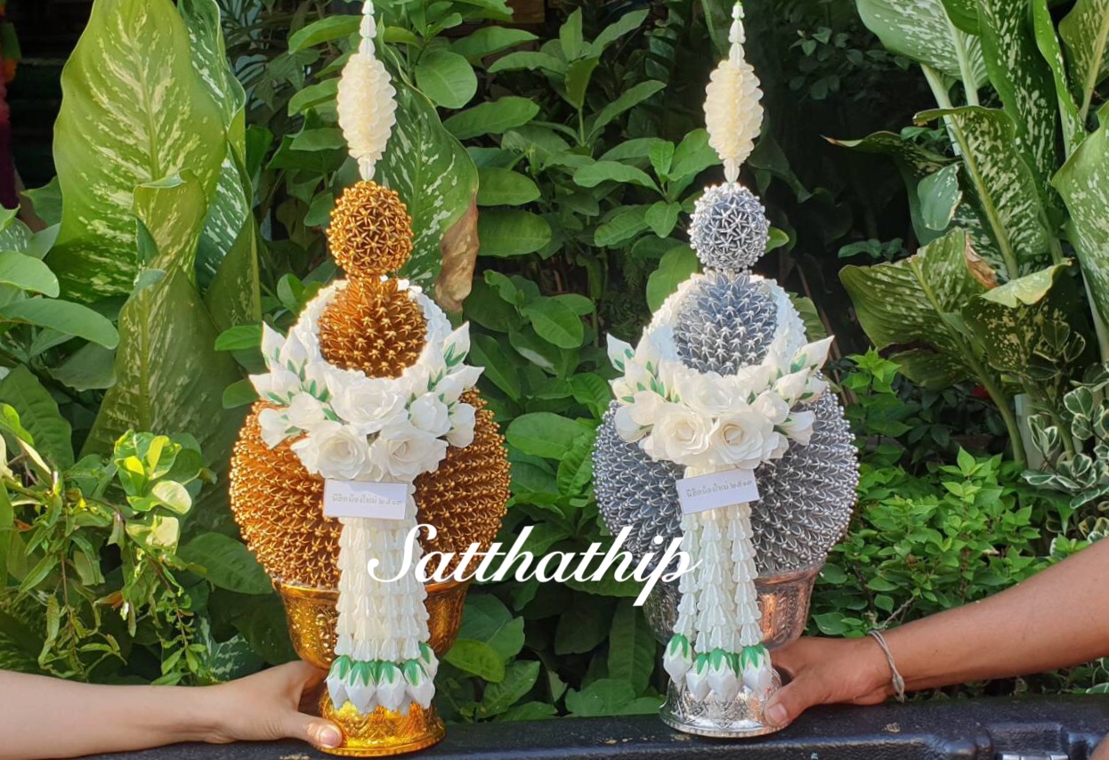 พานพุ่มเงิน, ทอง/พานพุ่มดอกรัก/พานพุ่มดอกรักประดิษฐ์ (พลาสติก) ประดับช่อเอื้อง และยอดกลีบกุหลาบผ้า - Phan bush