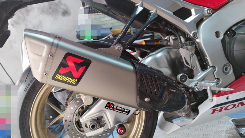 ท่อ Akrapovic SBK สำหรับ CBR1000RR 2017+ (For Exhibition only)