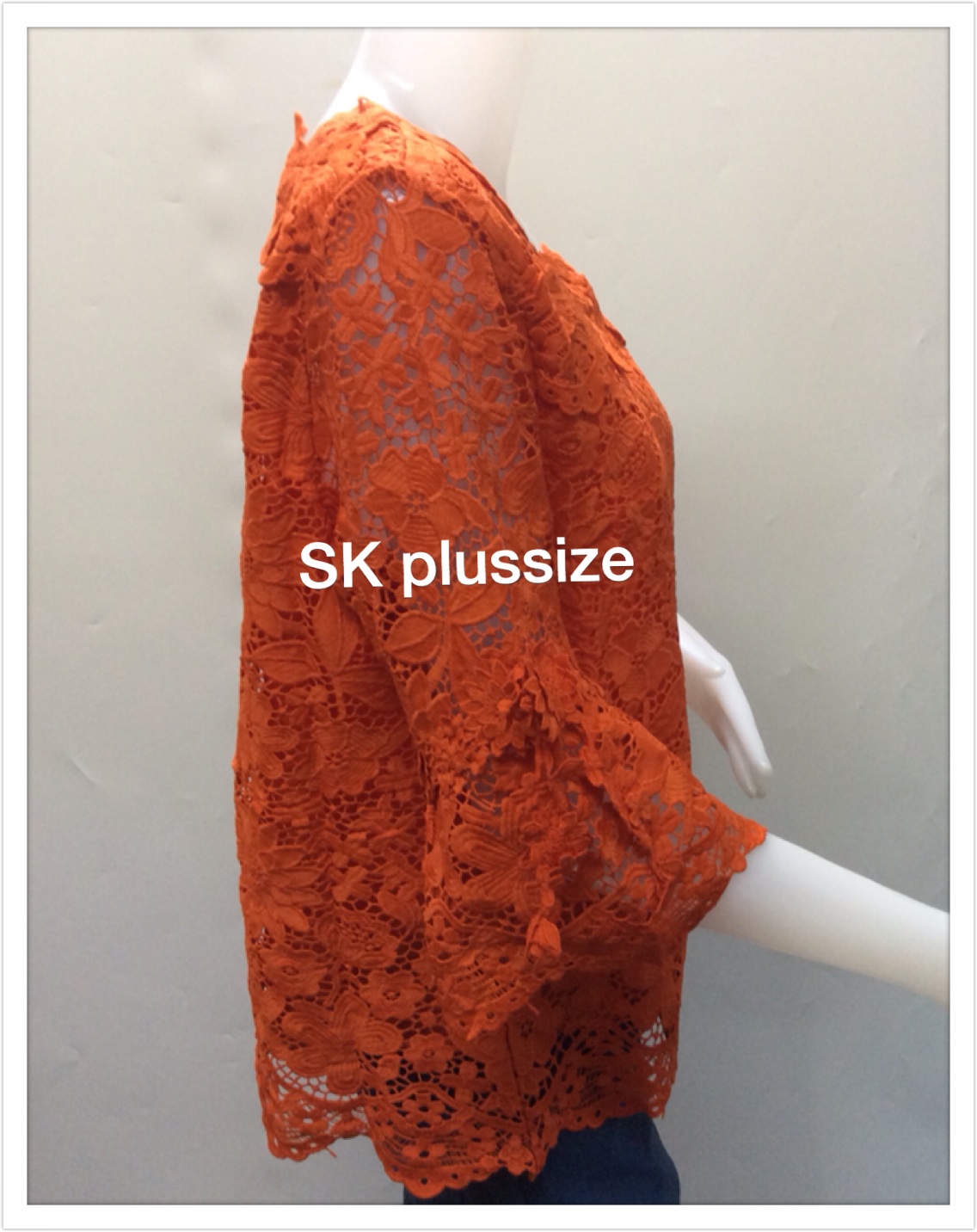 เสื้อลูกไม้ คอเหลี่ยม สีส้ม รอบอก 46 นิ้ว