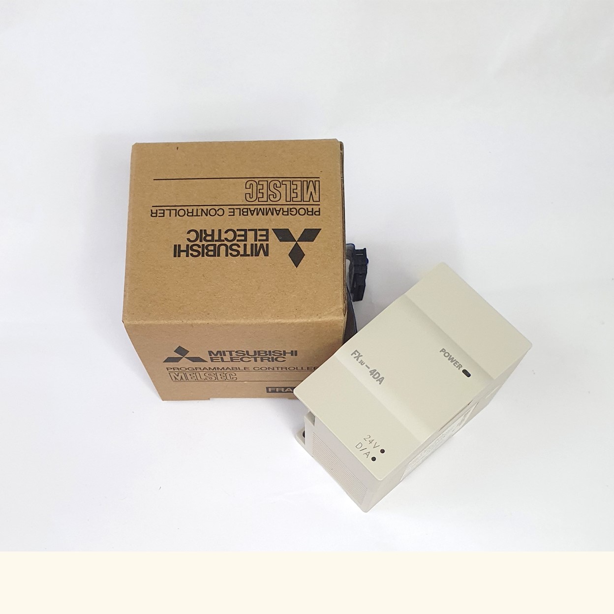 PLC Mitsu รุ่น FX3U-4DA, Analog Output, 4 Output FX3U-4DA สามารถเชื่อมต่อกับ FX3U และซีรีส์ FX3UC Made in China (FX3U-4DA)