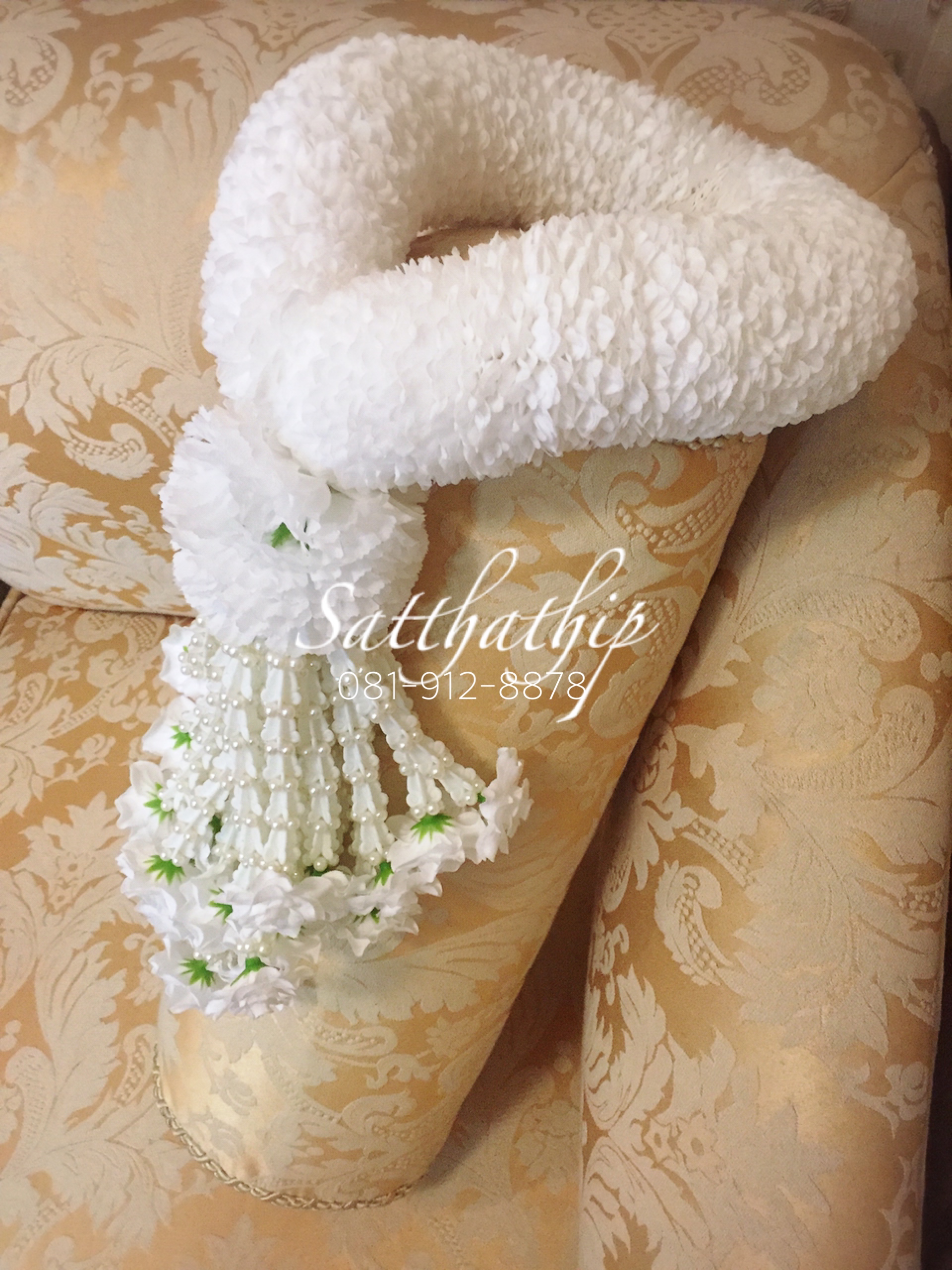 พวงมาลัยผ้า ดอกมัม (ร้อยด้วยกลีบ) สีขาว (เพิ่มลักษณะพิเศษด้วยชายดอกไม้มุกพลาสติก) - พวงมาลัยผ้า - Fabric garland