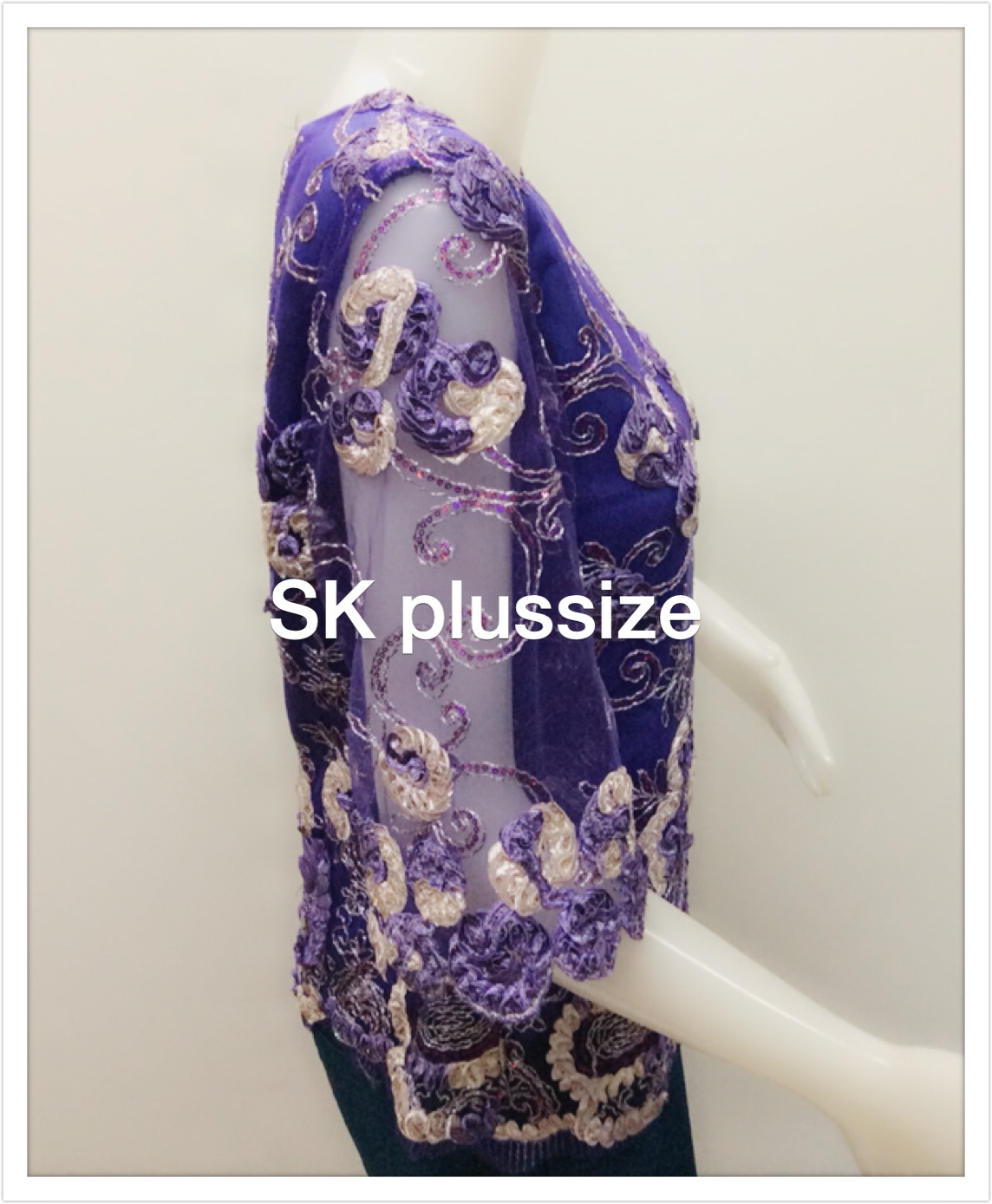 เสื้อลูกไม้บุหงา คอปาด แขน 3 ส่วน สีม่วง รอบอก 36 นิ้ว