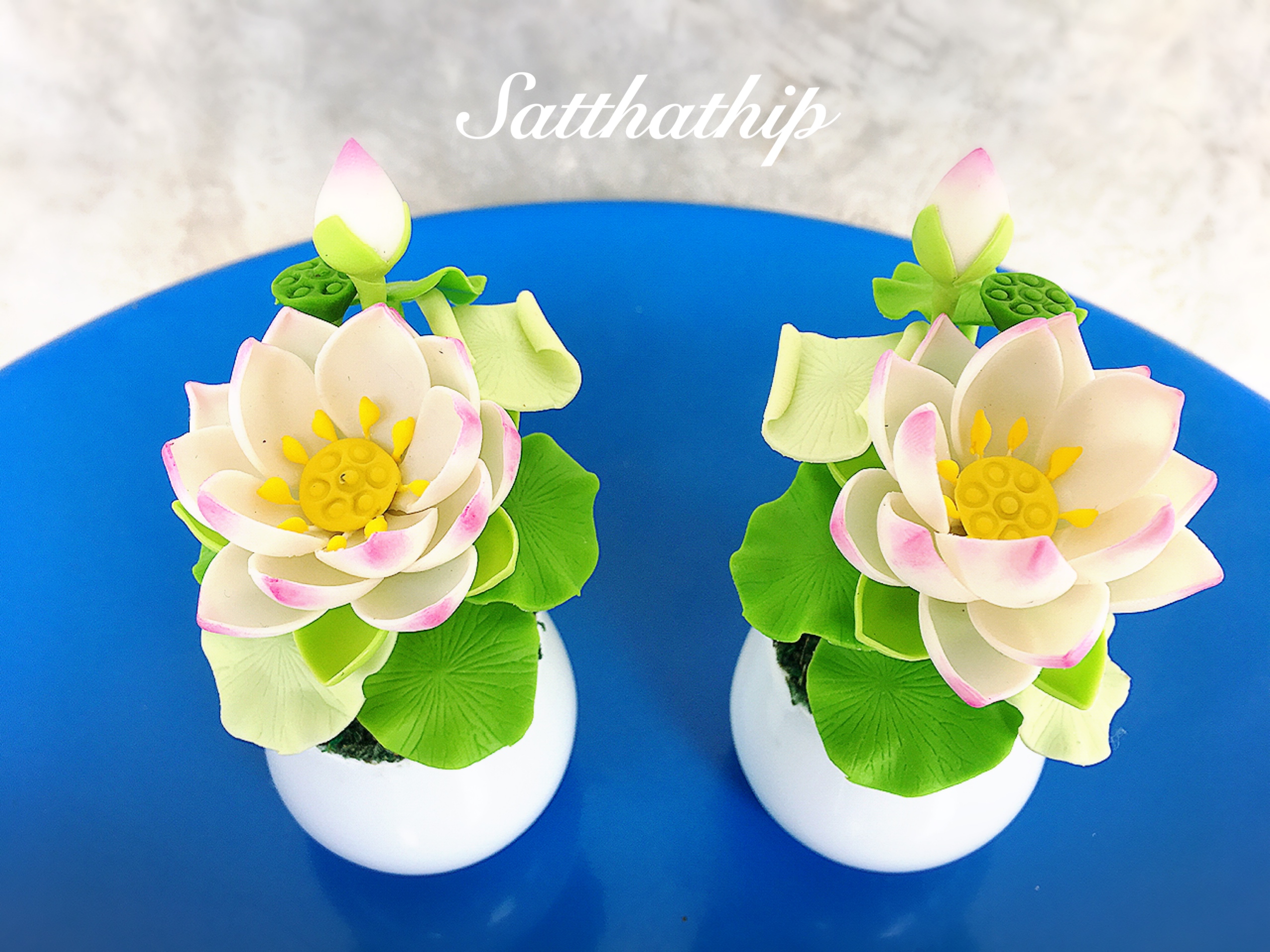 แจกันดอกบัว - ดอกบัวประดิษฐ์ - แจกันดอกบัวหลวงสีขาวอมชมพู (ข้างละ 1 ดอก) ประดิษฐ์จากดิน - แจกันดอกบัวประดิษฐ์ - Lotus Flower