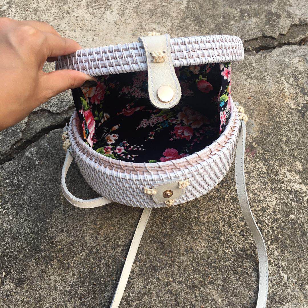 กระเป๋าหวายสานทรงกลม สายหนัง (สีขาว)