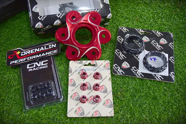 CNC Racing Rear sprocket flange ฮับสเตอหลัง สำหรับ Ducati 1199 (รหัสสินค้า FL504)